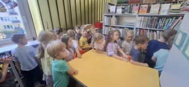 Dzieci w bibliotece.