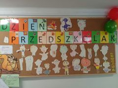 Tablica z pracami dzieci i napisem DZIEŃ PRZEDSZKOLAKA